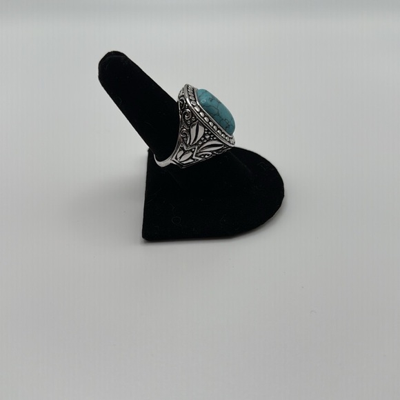 Beautiful Silver with Turquoise colored stone. - Picture 3 of 4